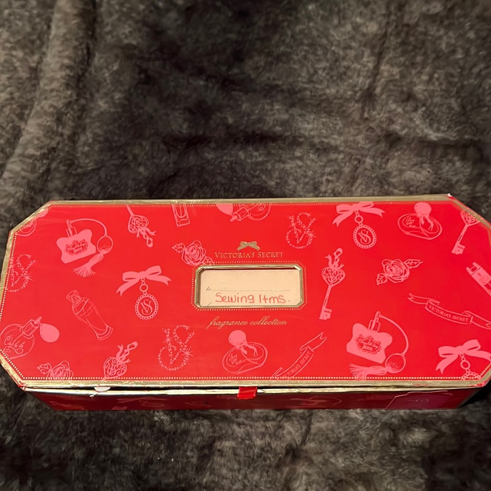 Magnetic closing Victoria Secret box